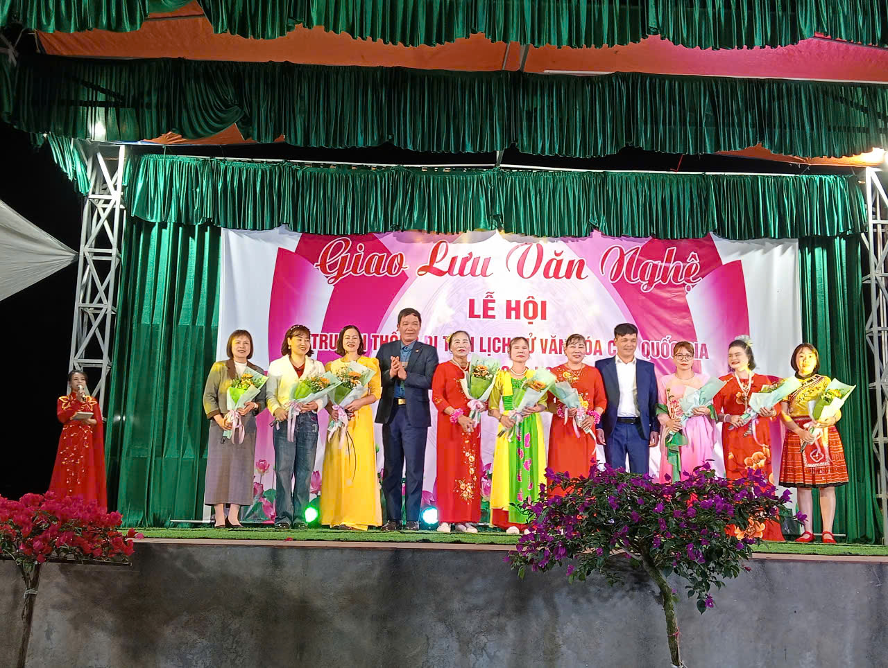 văn nghệ lễ hội.jpg