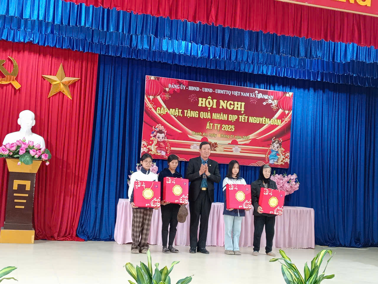 Xã Thanh An tổ chức Hội nghị gặp mặt, tặng quà nhân dịp Tết nguyên đán Ất Tỵ 2025